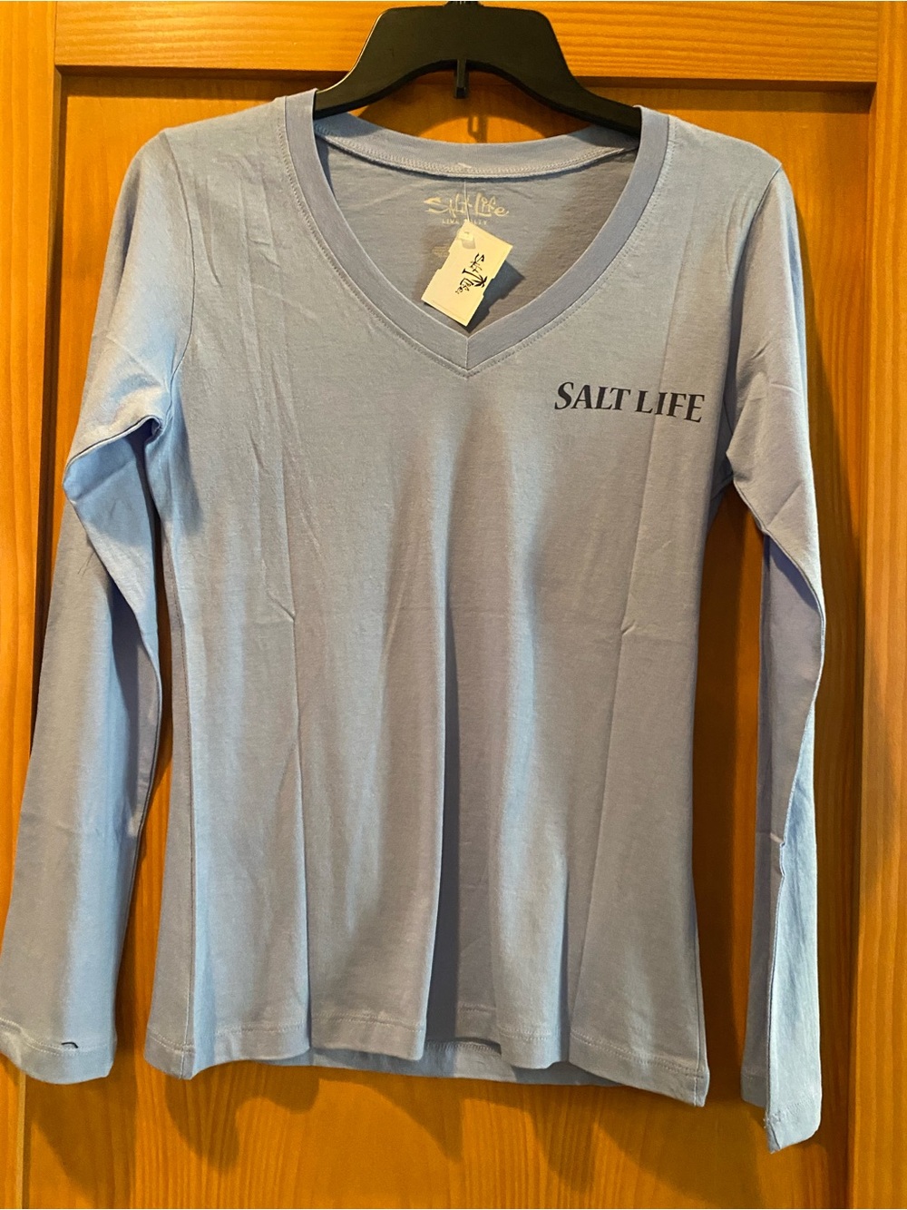 Salt Life Women’s Carolina Blue Live Salty PineappleLong Sleeve Shirt NWT Size S - Picture 3 of 6
